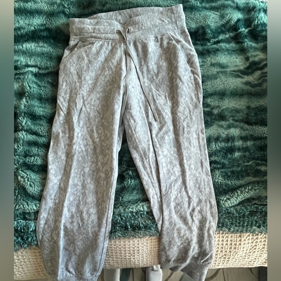 Lululemon grey joggers - Picture 2 of 5
